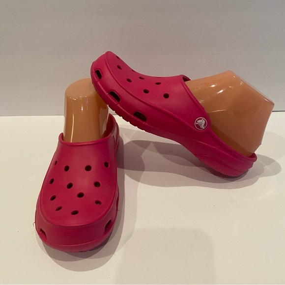 Women's Crocs Freesail Slip-on Clogs Shoes Mules Fuchsia Candy Pink Size 7 NWOT - Picture 9 of 15